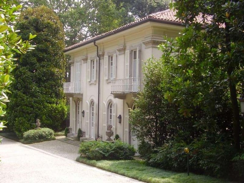 Villa Campari, sul Lago Maggiore la residenza da sogno dell'ex-cavaliere