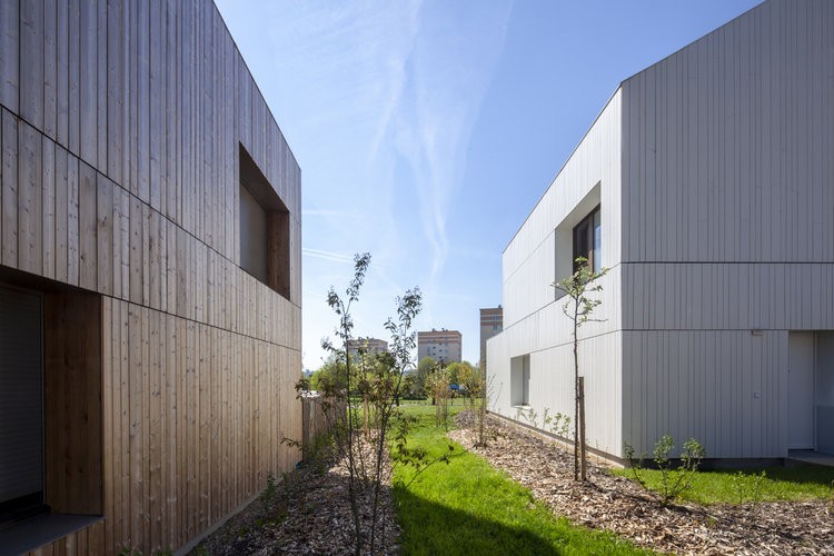 Il suo stile è minimalista e potenzia la luce naturale