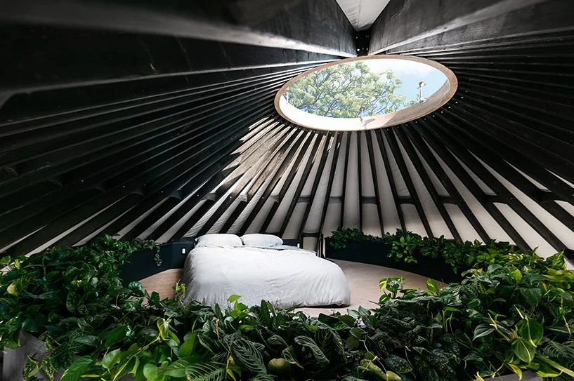 Una coppia ha costruito da sola la capanna dove vive in un bosco di Portland