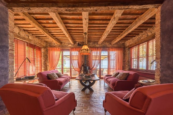 Sala de estar con teto de madeira e pavimento de terracota