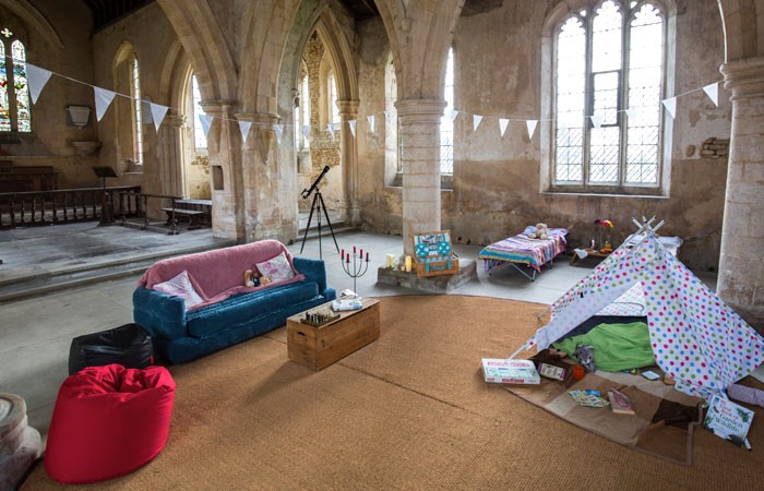 Dal Regno Unito arriva il Champing, così si campeggia nelle chiese