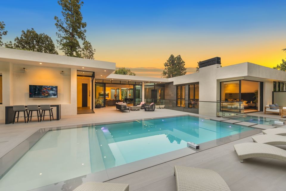 Beverly Hills, vendesi villa con opere di Warhol e una Rolls Royce per 16 milioni di euro