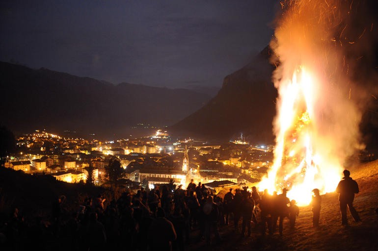 Traditionelles Martinsfeuer in Predazzo / Gianni Zotta