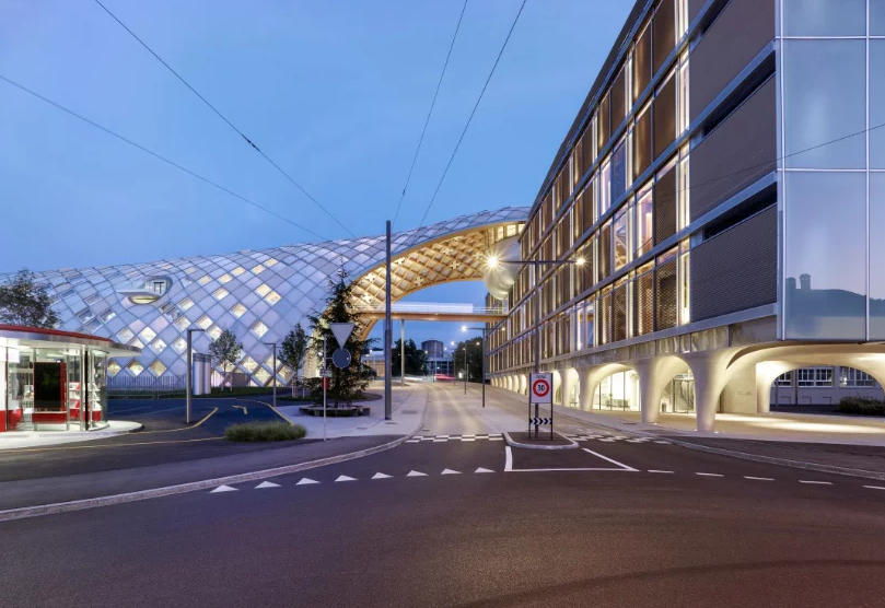 Ha un ponte pedonale