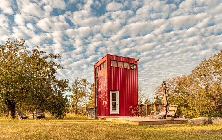 Questa minicasa "verticale" garantisce tutte le comodità in meno di 10 m2 di terreno