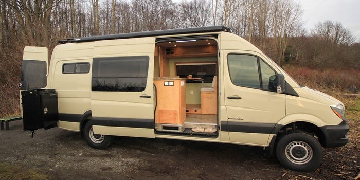 Questo furgone trasformato in minicasa con tutto il necessario per viverci