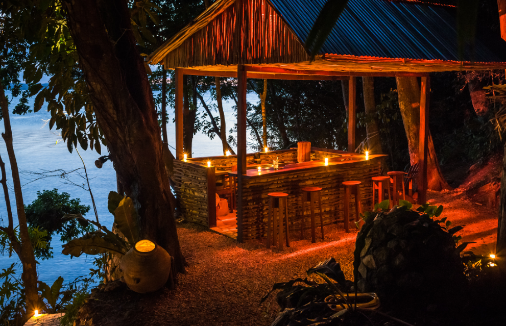 Si trova sulla riva del lago Petén Itzá