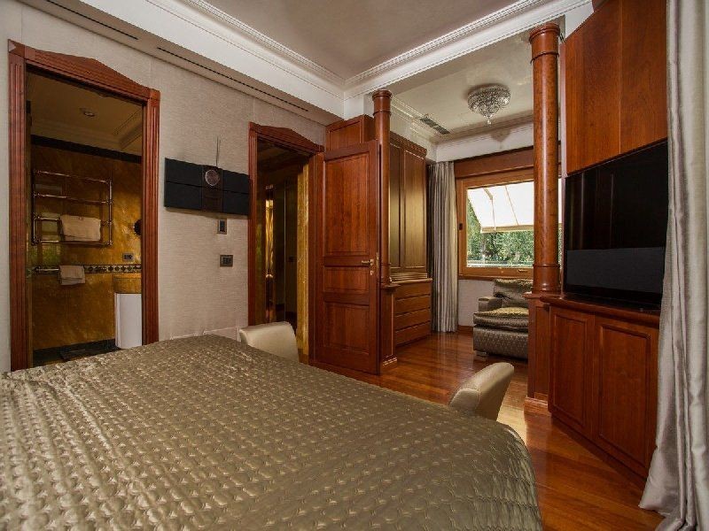 Um dos quartos com casa de banho privada