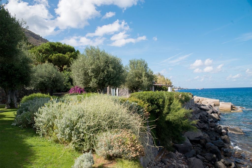 The villa is located only 40 metres from the sea