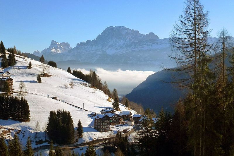 Falcade cubierta de nieve