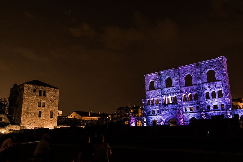 Iluminated Roman Theatre / Wikimedia Commons