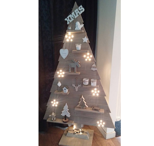 Con piccole mensole per le decorazioni