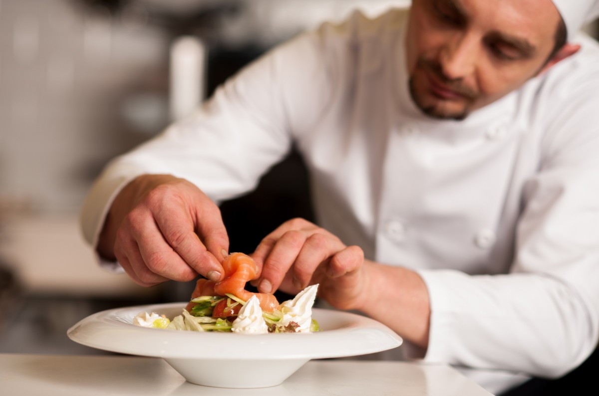 Devi ricevere ospiti in casa e non vuoi cucinare? I consigli per scegliere un buon catering