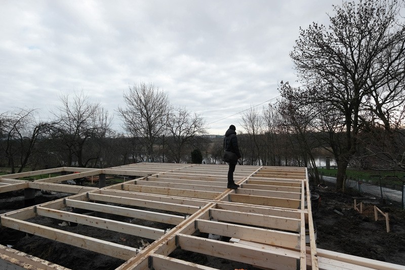 La struttura è di legno chiaro