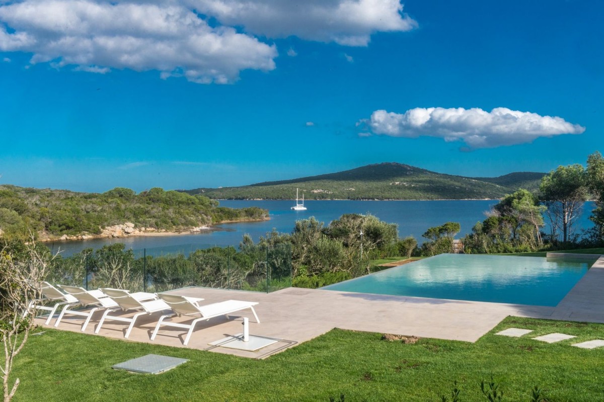 La piscine avec vue panoramique