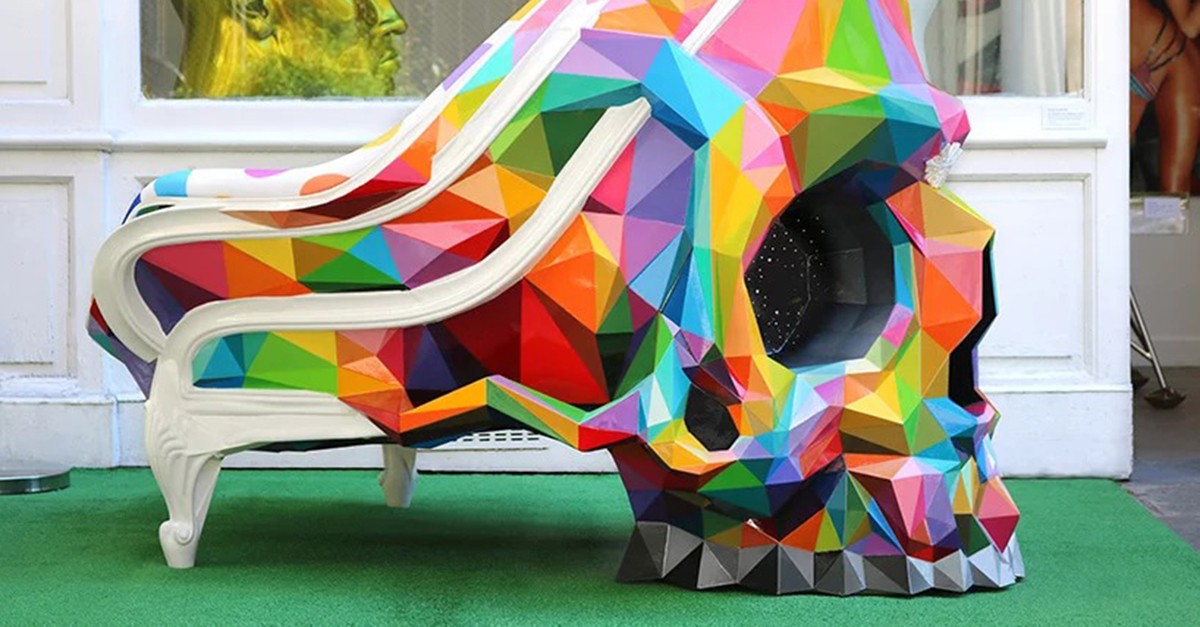 Una sedia con varie teste