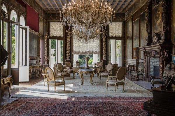 Le decorazioni la fanno sembrare un palazzo
