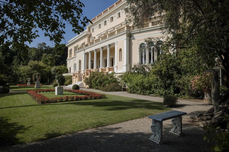 La dimora ha un giardino botanico con 14 ettari