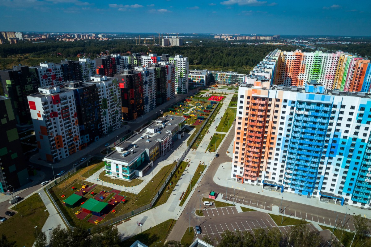 Circondato da spazi versi