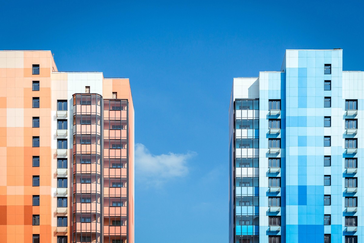 Il complesso è stato realizzato con piastrelle tipiche e pannelli in fibrocemento