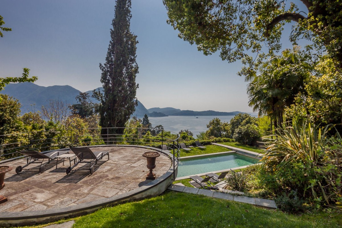 Proprietatea are o grădină uimitoare și o piscină