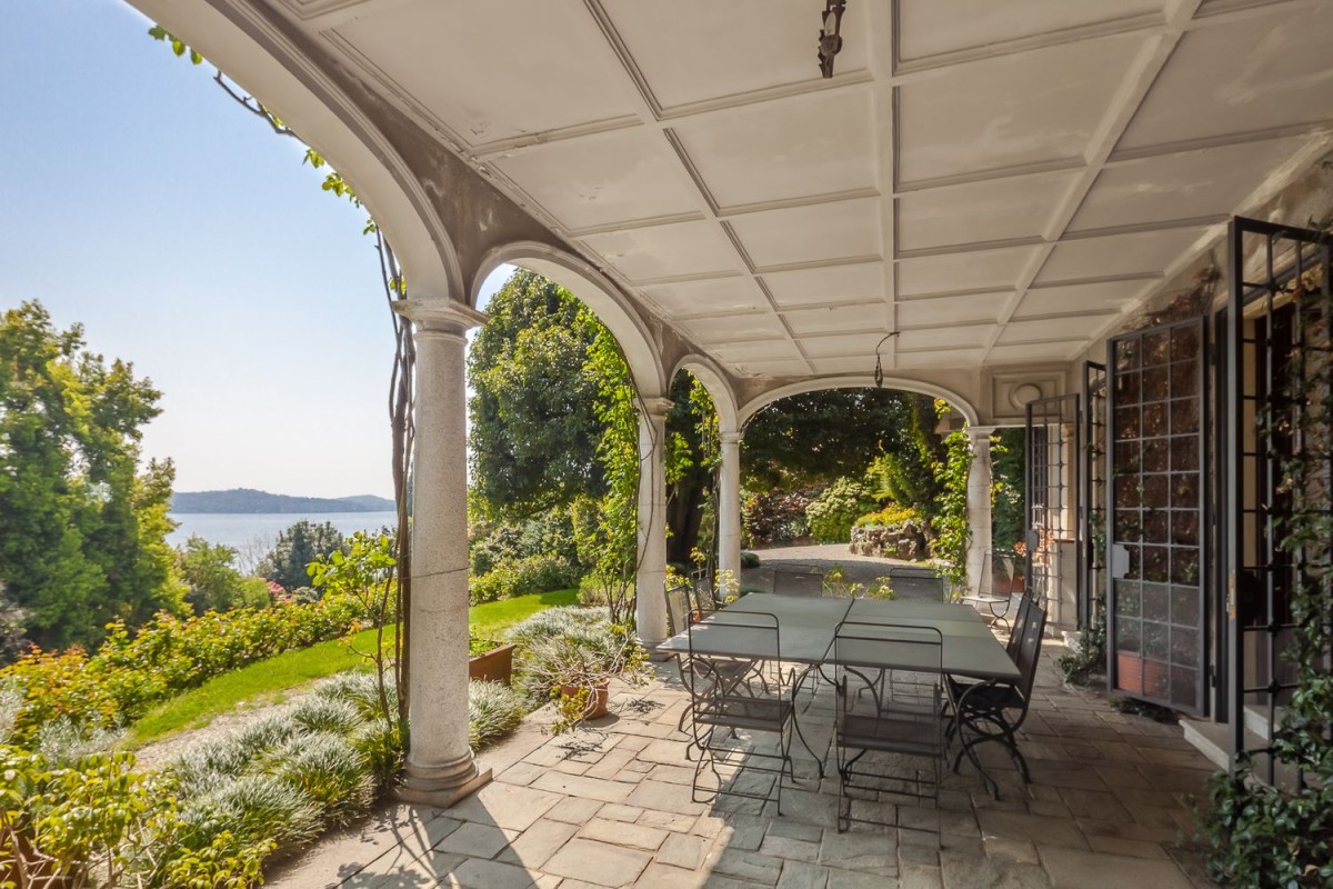 Blick von der Veranda auf den Lago Maggiore