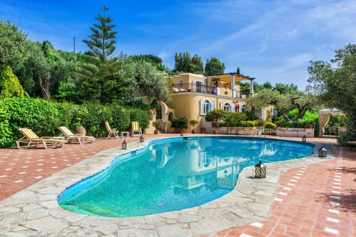 Charming Italian villa for sale on the island of Capri