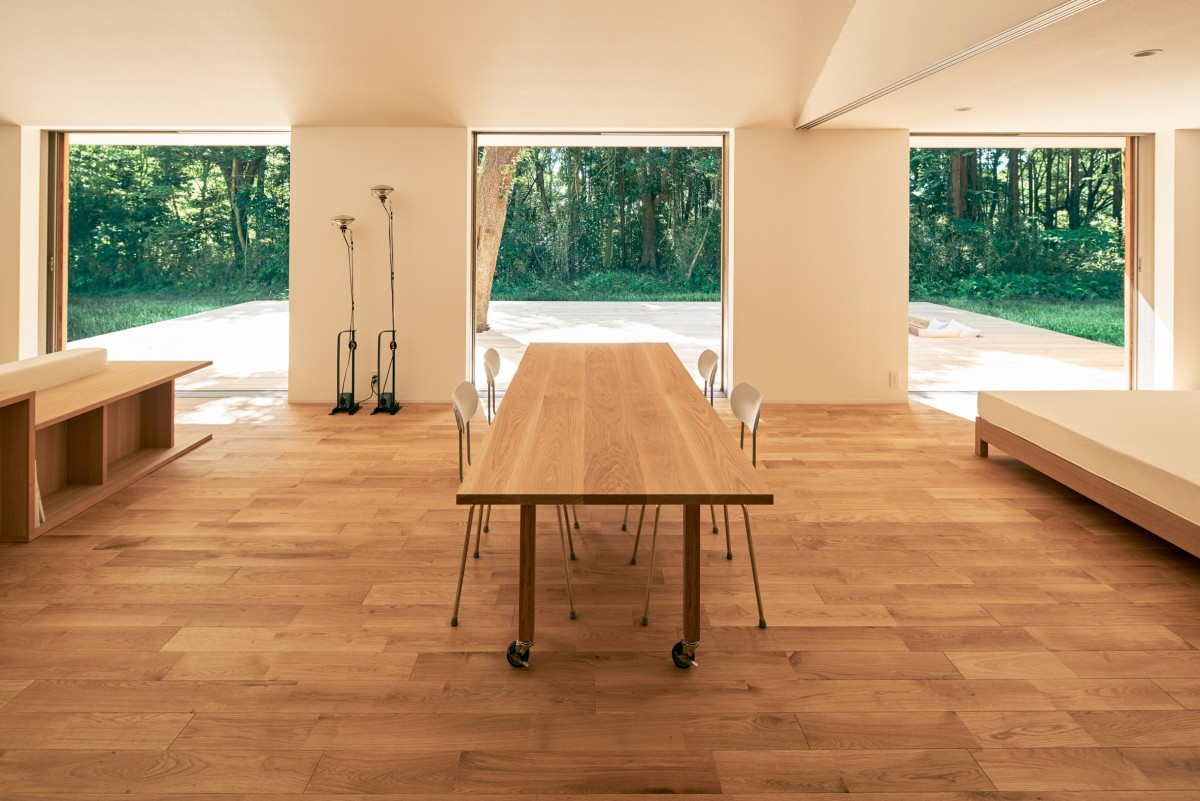 Tre grandi finestre aberte