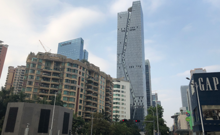 Un grattacielo di vetro dello studio Fuksas a Shenzhen, nel cuore della Cina