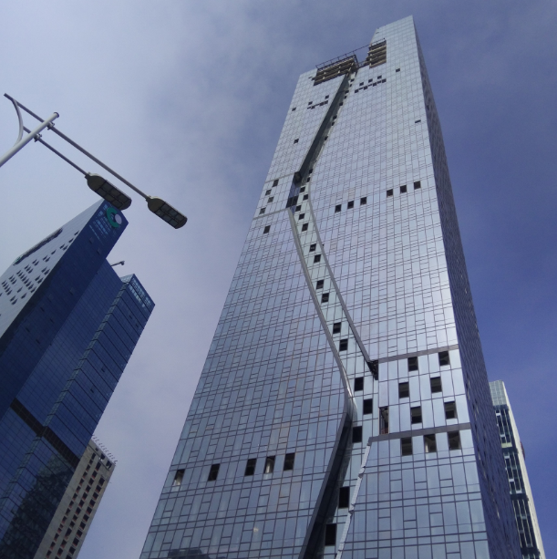 Un grattacielo di vetro dello studio Fuksas a Shenzhen, nel cuore della Cina