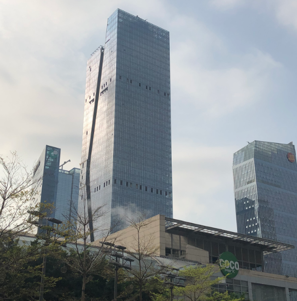 Un grattacielo di vetro dello studio Fuksas a Shenzhen, nel cuore della Cina