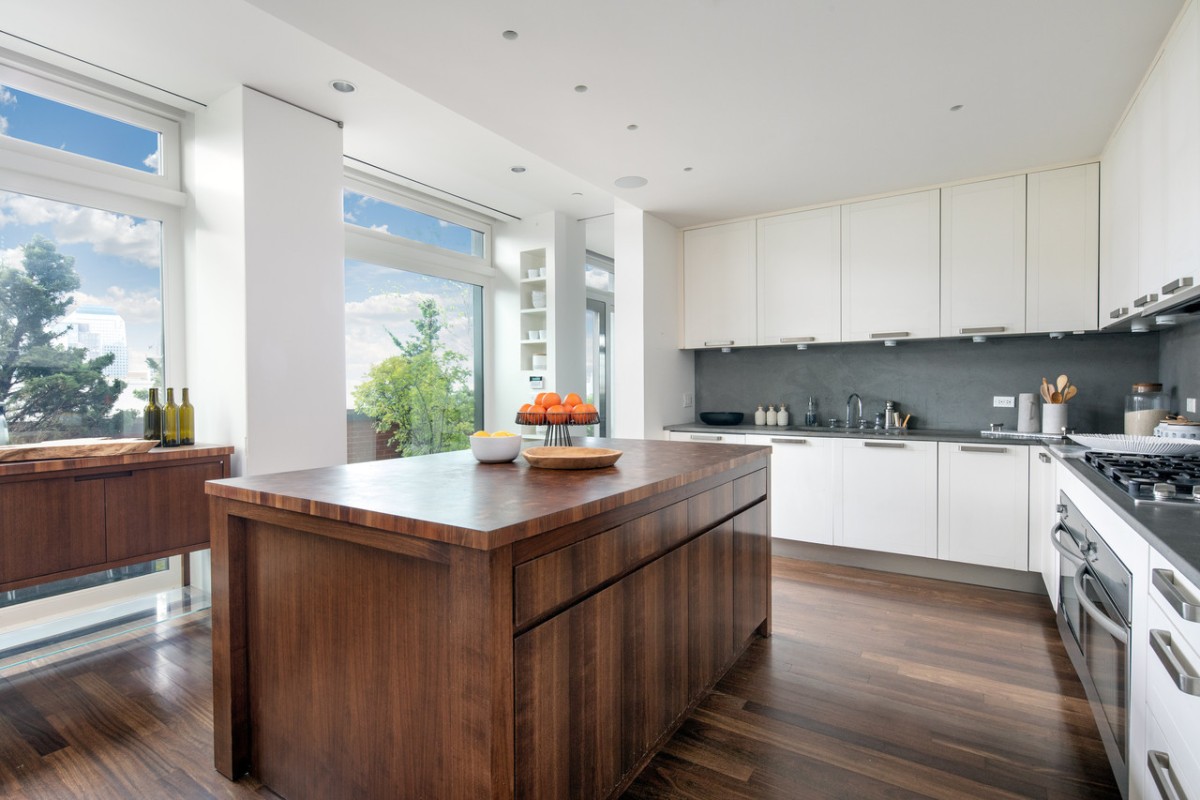 Cucina moderna con particolari in legno