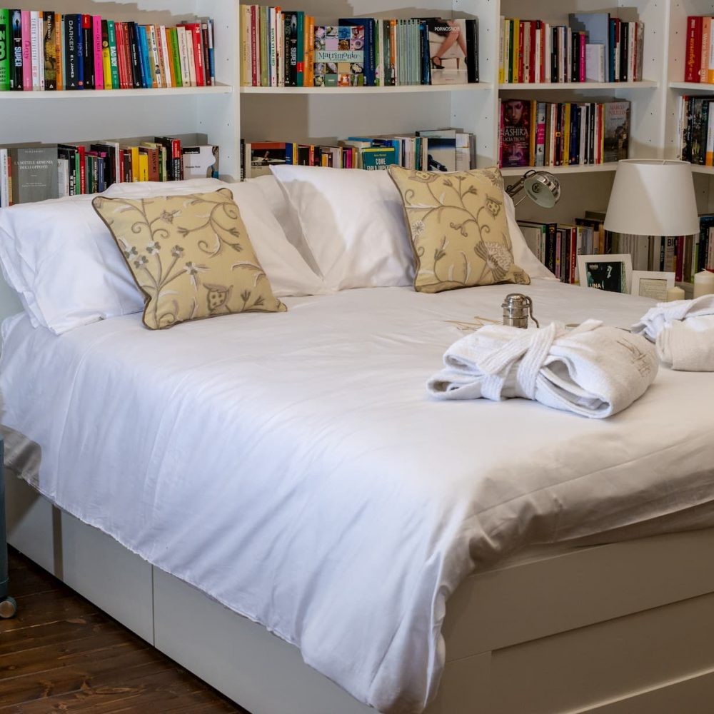 A letto con uno scrittore? A Napoli si può con l'hotel-libreria
