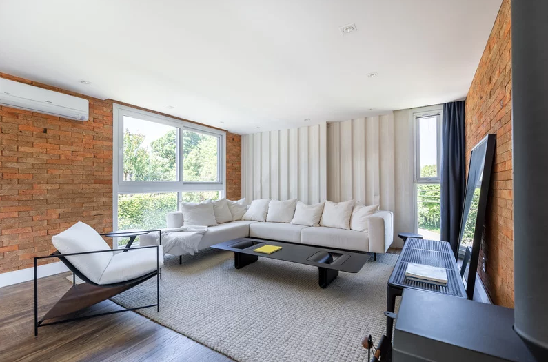 Un grande divano e il camino sono protagonisti