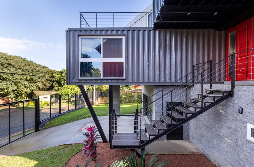 Le scale che conducono al giardino