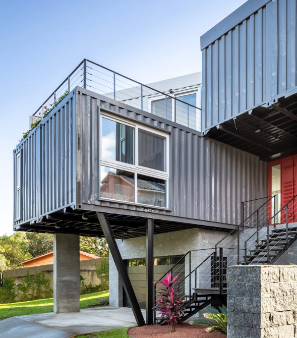 E' a fianco di una collina