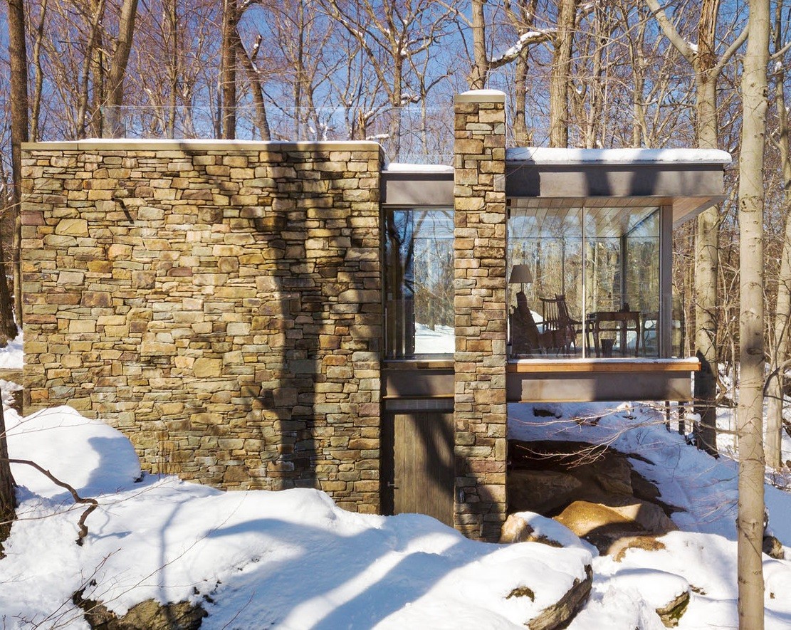 Le ampie vetrate fanno entrare la luce naturale 