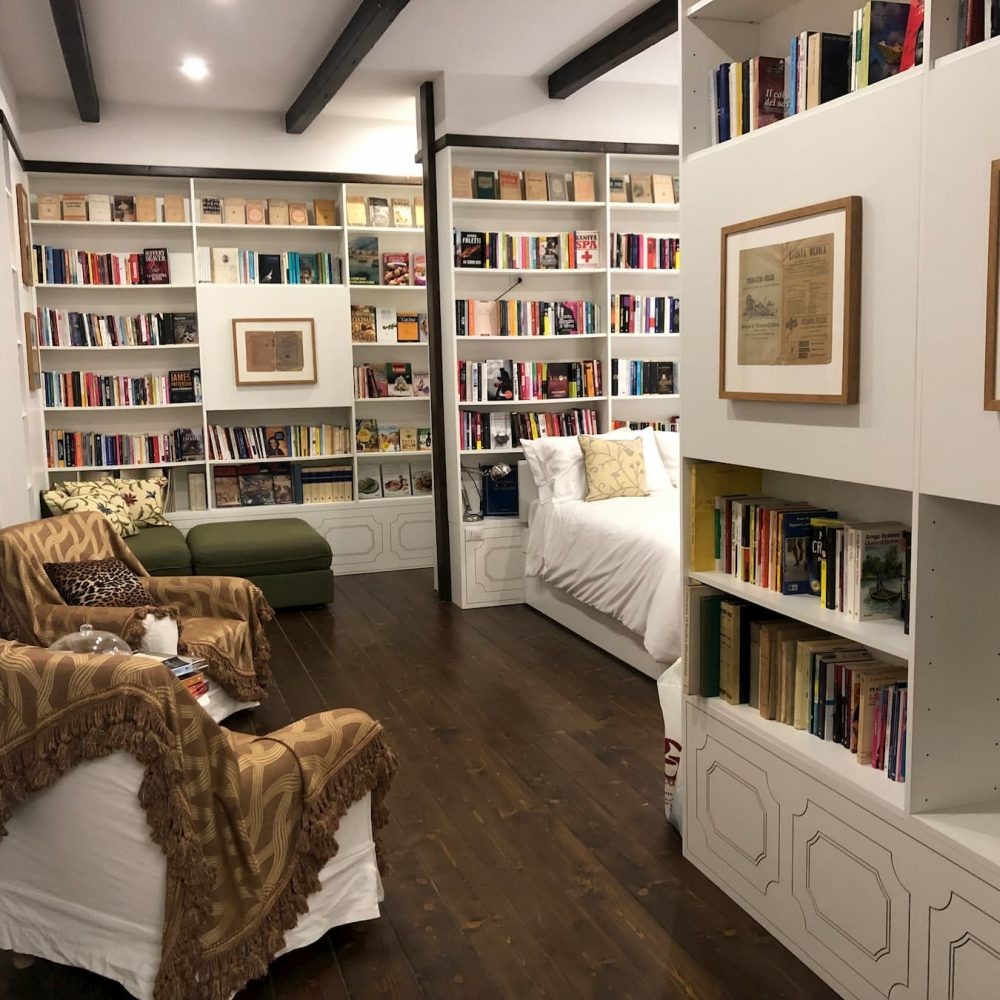 A letto con uno scrittore? A Napoli si può con l'hotel-libreria