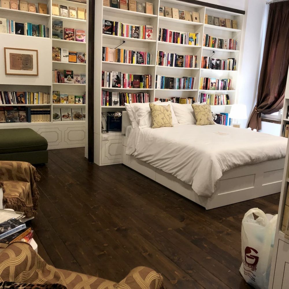 A letto con uno scrittore? A Napoli si può con l'hotel-libreria