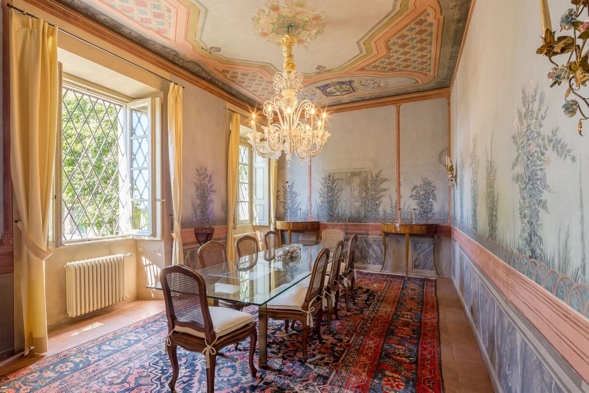 La luxueuse salle à manger aux murs et au plafond peints