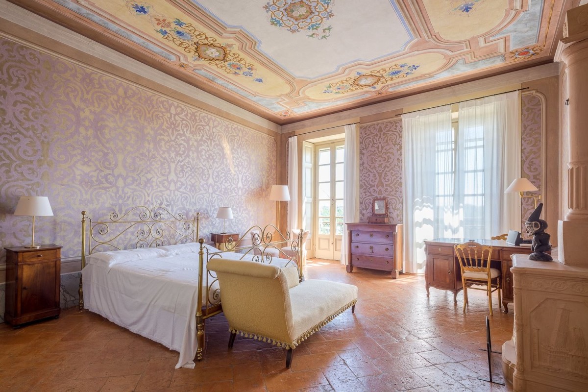 L'une des chambres à la décoration classique L'une des chambres à la décoration classique