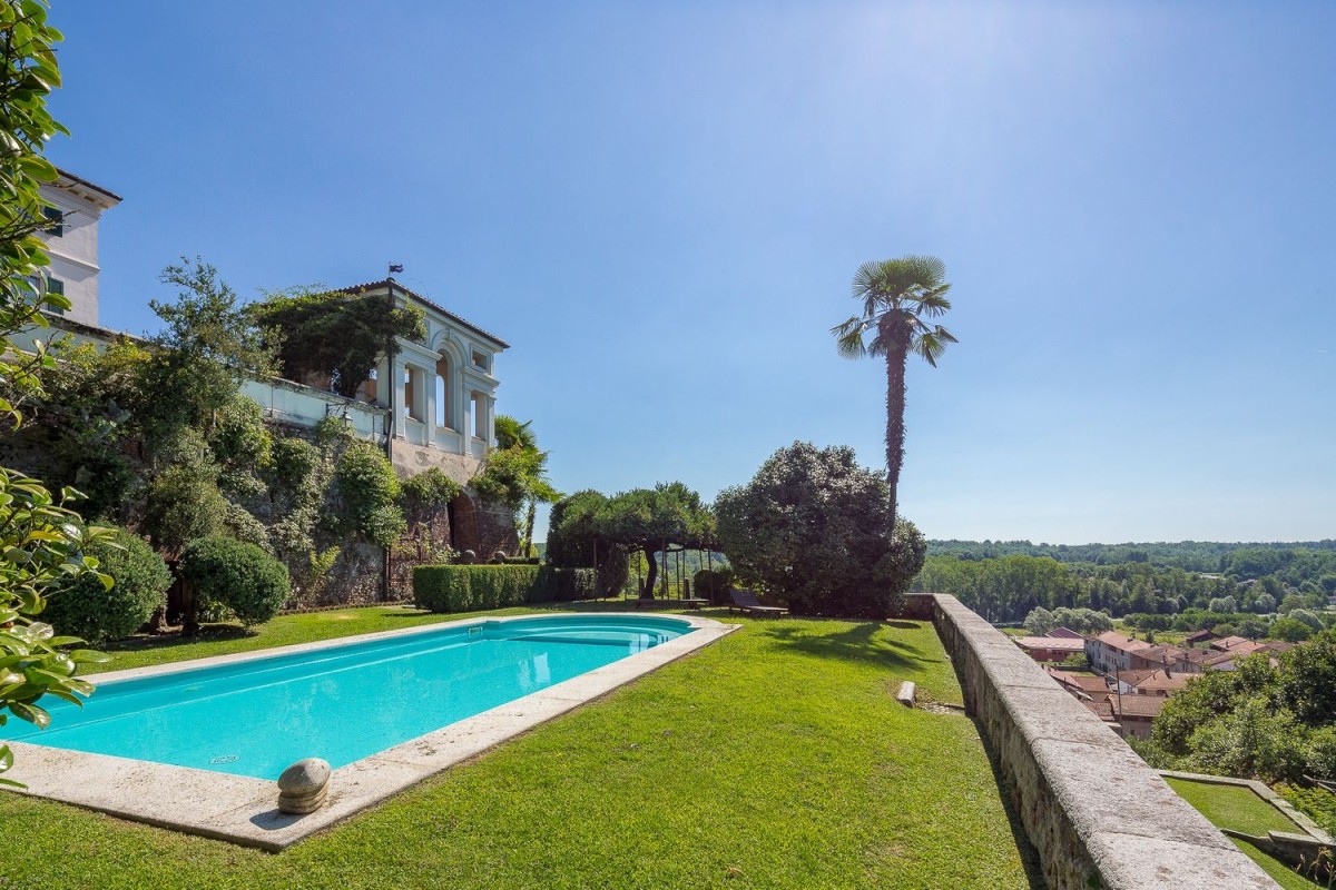 A casa tem uma grande piscina e jardim