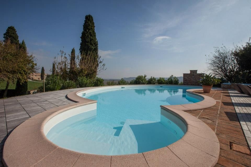 The swimming pool allows residents and guests to enjoy stunning views