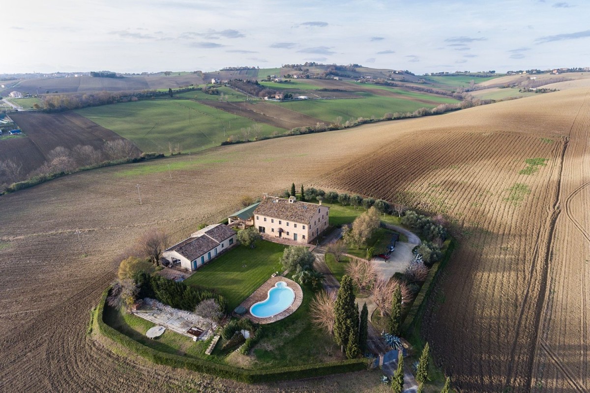 Esta foto aérea mostra o tamanho da propriedade e a paisagem circundante