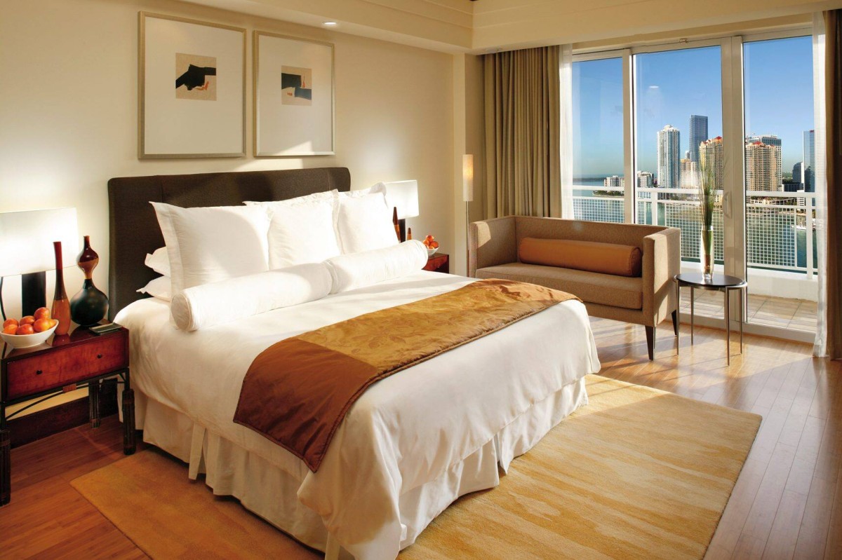 miami-suite-mandarin-suite-bedroom-day