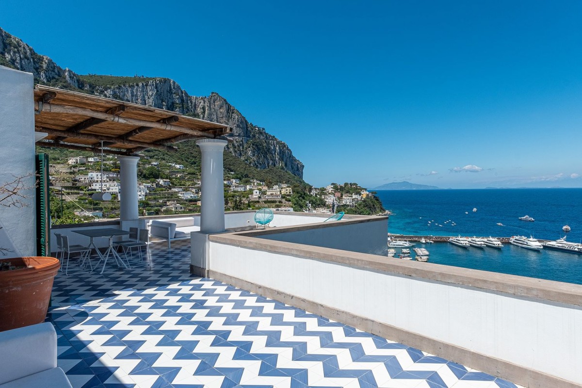 O terraço principal com vistas para o mar