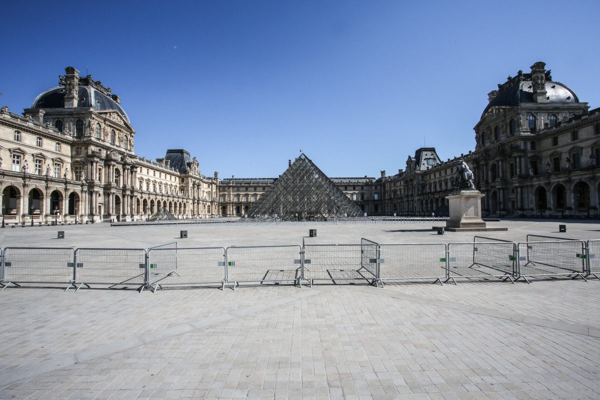 Parigi vuota per l'emergenza coronavirus