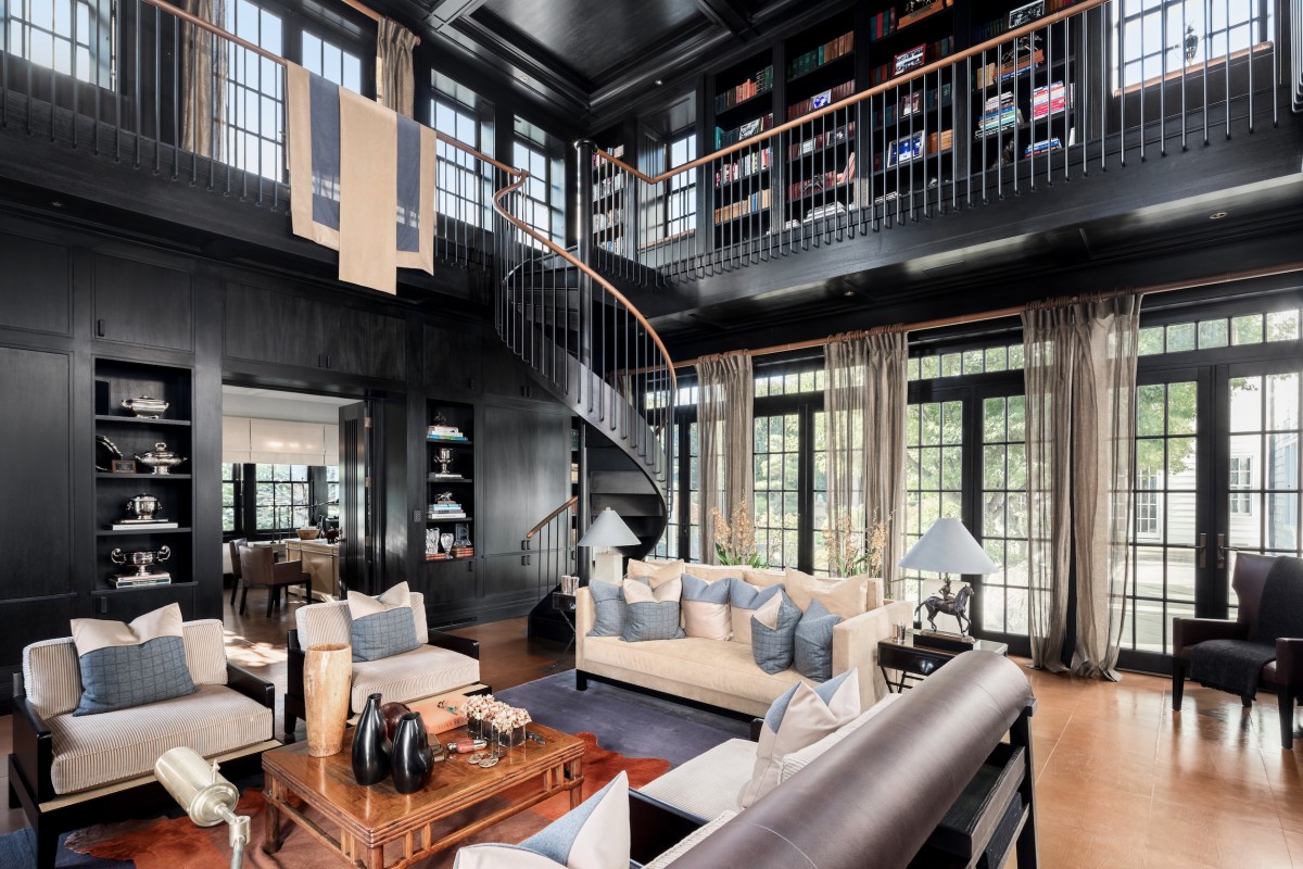 Una dimora che inganna: classica all'esterno, però moderna all'interno