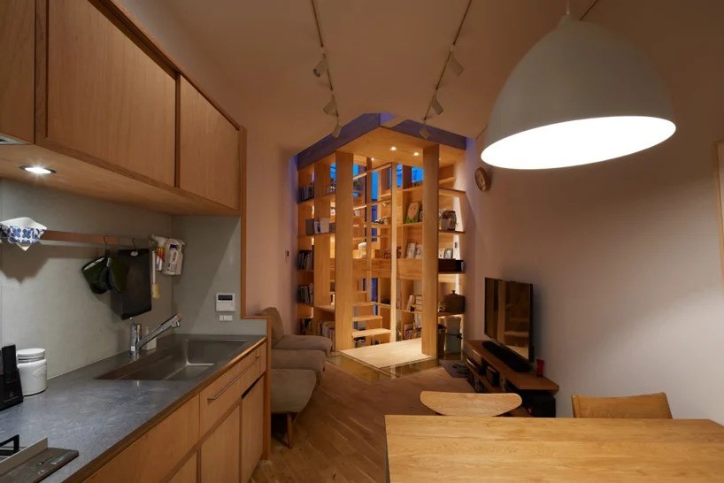 La casa giapponese stretta e alta che guadagna spazio tramite una scala