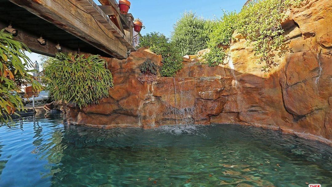 La piscina ha un ponte